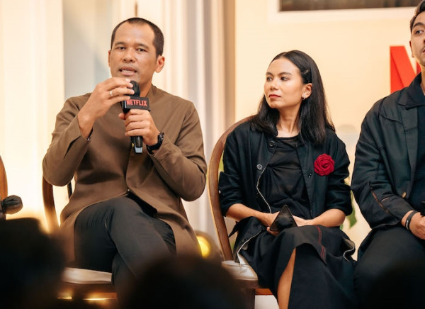 Fakta-Fakta di Balik Layar Serial Gadis Kretek, Putar Lagu Tenda Biru