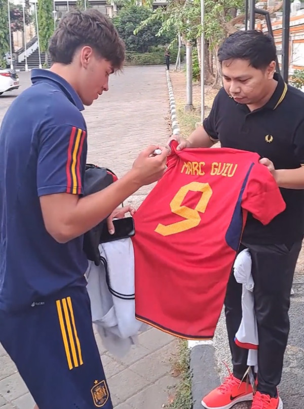 Momen Wonderkid Barcelona Marc Guiu Antusias Ladeni Permintaan Fans di Bali