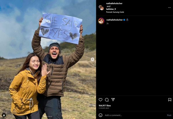 Nathalie Holscher Dilamar Ladislao di Puncak Gunung Gede
