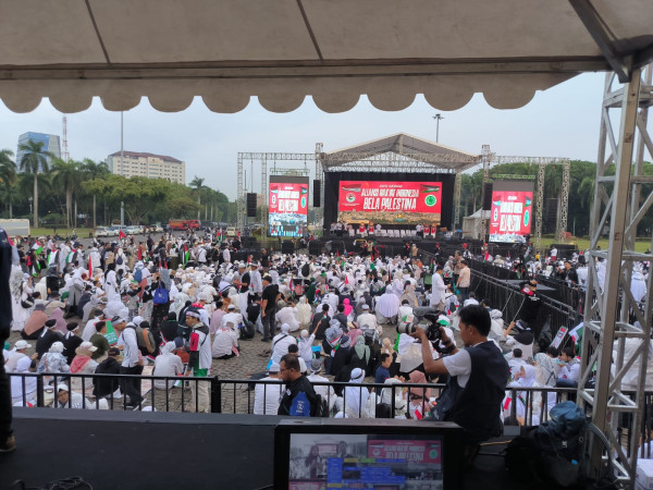 Bendera Palestina dan Gema Takbir Warnai Aksi Damai di Monas