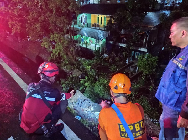 Bogor Dilanda Hujan Deras, Jalan Raya Tajur Longsor