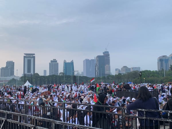 Bendera Palestina dan Gema Takbir Warnai Aksi Damai di Monas