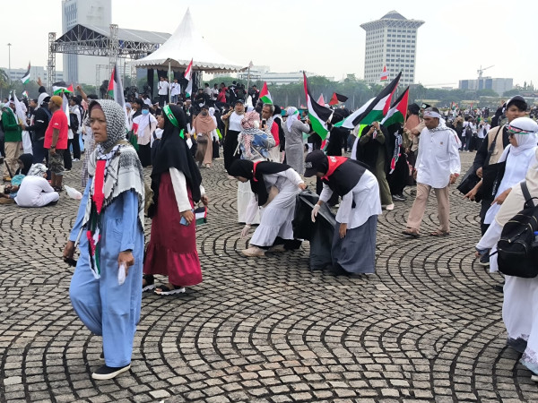 Massa Aksi Bela Palestina Tinggalkan Monas dengan Rapi dan Tanpa Sampah