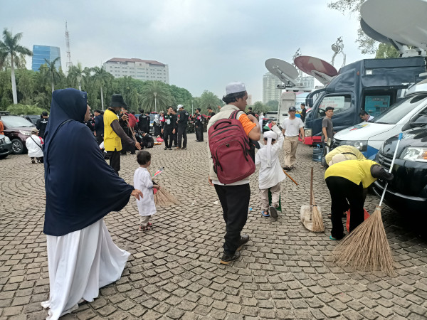 Massa Aksi Bela Palestina Tinggalkan Monas dengan Rapi dan Tanpa Sampah