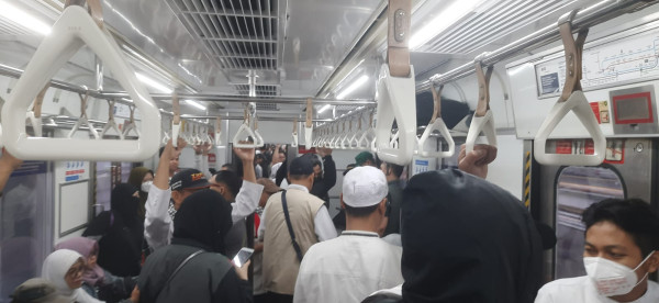Massa Aksi Bela Palestina Padati KRL Bogor-Jakarta Kota