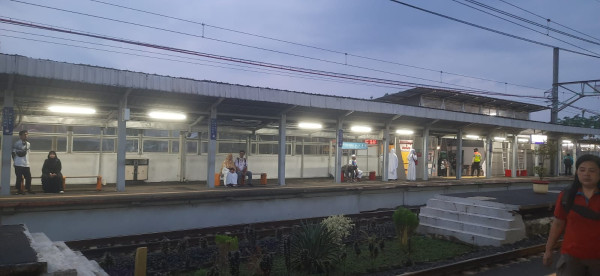 Massa Aksi Bela Palestina Padati KRL Bogor-Jakarta Kota