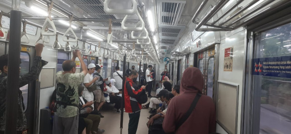 Massa Aksi Bela Palestina Padati KRL Bogor-Jakarta Kota