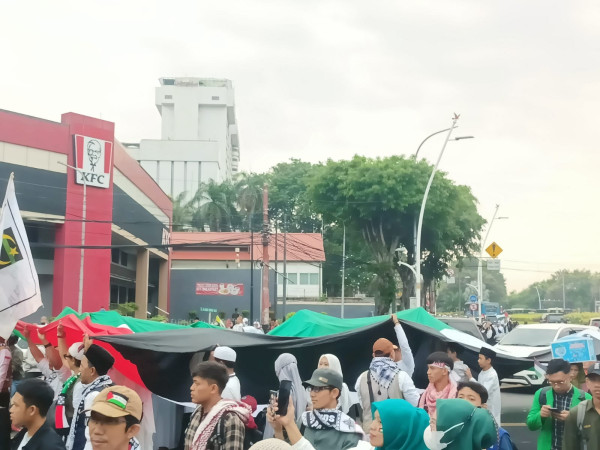 Bendera Raksasa Palestina Dibawa ke Monas, Lagu Atuna Tufuli Menggema