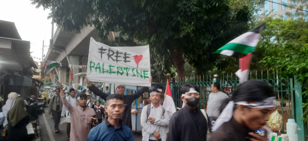 Bawa Spanduk Free Palestine hingga Pipi Bendera Palestina, Massa Aksi Damai Jalan Kaki ke Monas