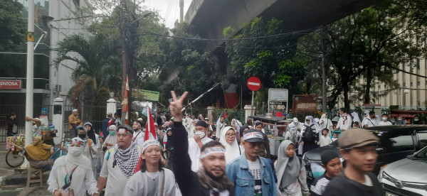 Bawa Spanduk Free Palestine hingga Pipi Bendera Palestina, Massa Aksi Damai Jalan Kaki ke Monas