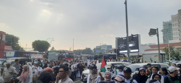 Bawa Spanduk Free Palestine hingga Pipi Bendera Palestina, Massa Aksi Damai Jalan Kaki ke Monas