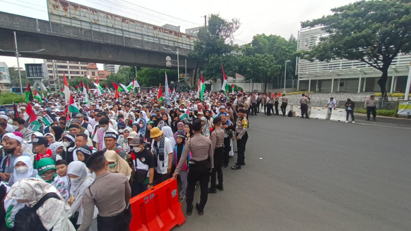 Massa Aksi Bela Palestina Teriak Hancurkan Zionis saat lewat Kedubes Amerika Serikat