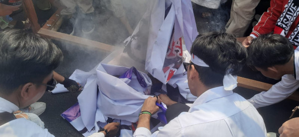 Aksi Bela Palestina, Foto Perdana Menteri Israel Benjamin Netanyahu Dibakar