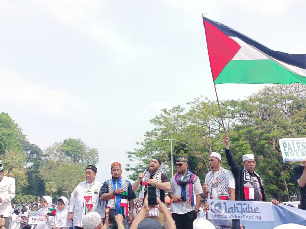 Pekik Free Palestine Warga Muslim Asal Amerika Serikat di Depan Kedubes AS