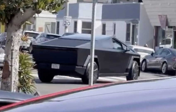 Pertama Kali, Tesla Cybertruck Muncul dengan Warna Hitam Matte