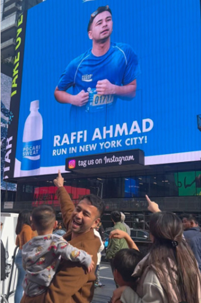 Raffi Ahmad Girang Wajahnya Terpampang di Times Square New York: Top Mantap