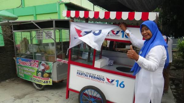 Peduli UMKM, Perindo Bantu Gerobak Gratis di Sragen