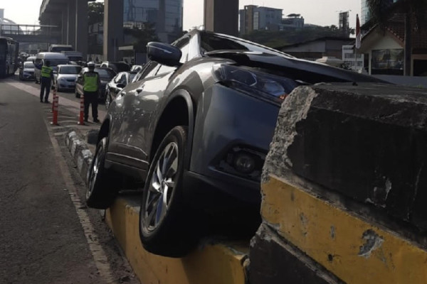 Minibus Tabrak Pembatas Jalan di Jalan Gatot Subroto, Lalin Arah Kuningan Tersendat
