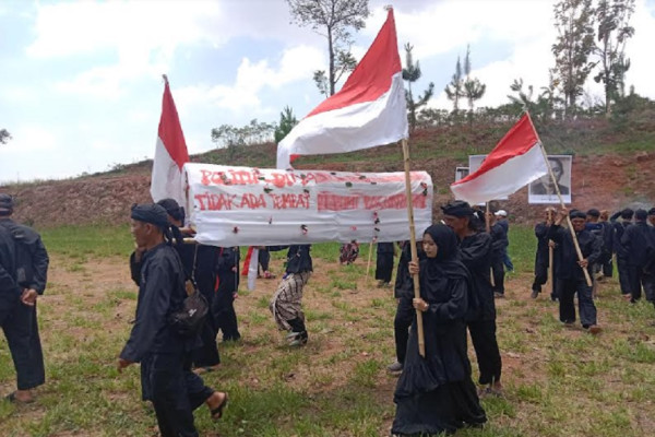 Tolak Pengkhianat Konstitusi, Masyarakat Adat Jabar Gelar Ritual di Kaki Gunung Manglayang