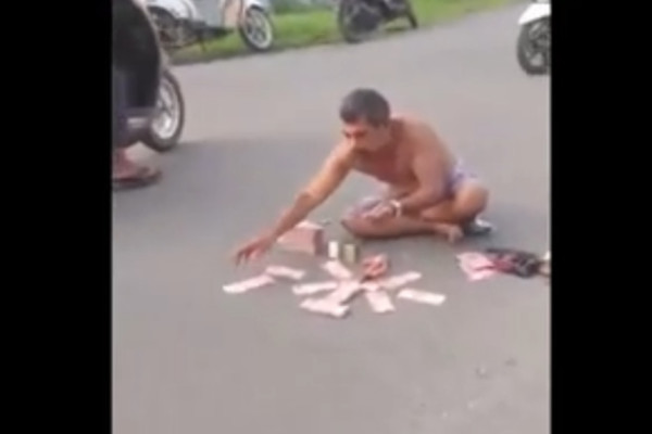 Viral! Pria di Tapanuli Tengah Pamer Uang Ratusan Juta di Tengah Jalan