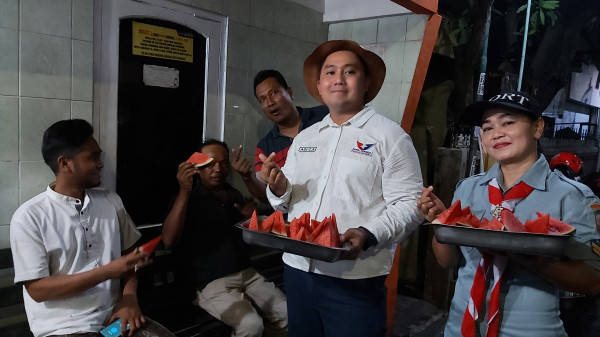 Caleg Perindo Adi Caesario Bela Palestina dengan Bagikan Semangka di Rungkut Kidul