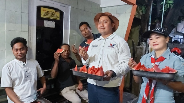 Caleg Perindo Adi Caesario Bela Palestina dengan Bagikan Semangka di Rungkut Kidul