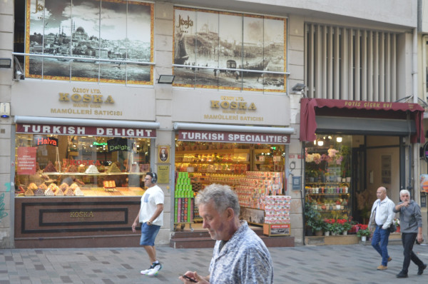 Menikmati Keunikan Wisata Belanja di Jalan Istiklal Istanbul Turki