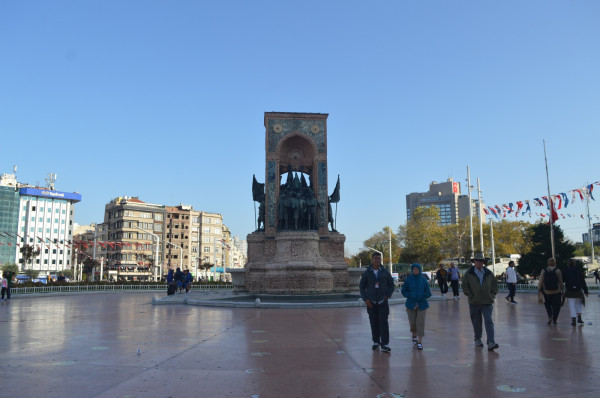 Menikmati Keunikan Wisata Belanja di Jalan Istiklal Istanbul Turki