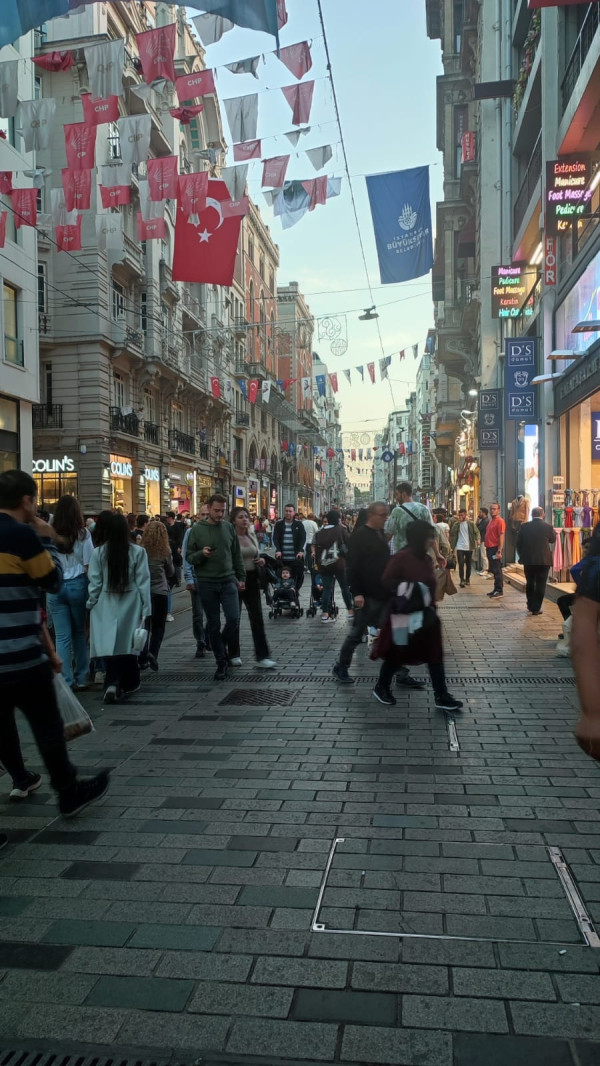 Menikmati Keunikan Wisata Belanja di Jalan Istiklal Istanbul Turki