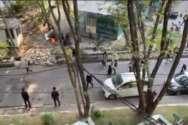 Mencekam! 2 Kelompok Pemuda Tawuran di Kampus Universitas Muslim Indonesia