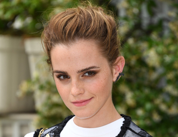 10 Artis Hollywood yang Memiliki Kecanduan Unik, Emma Watson Suka Belajar