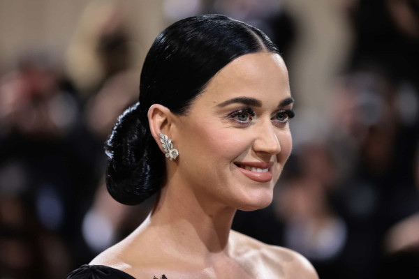 10 Artis Hollywood yang Memiliki Kecanduan Unik, Emma Watson Suka Belajar