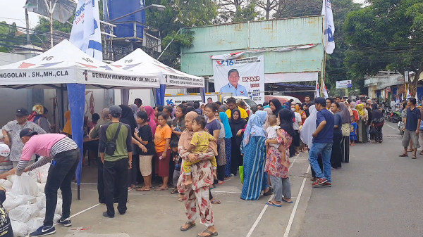 Partai Perindo Gelar Bazar Sembako Murah di Jakarta Timur, Warga Membeludak