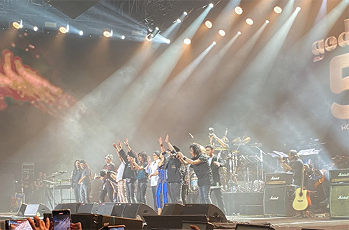 Pecah! Konser Emas 50 Tahun God Bless Sukses Bikin Istora Senayan Bergemuruh