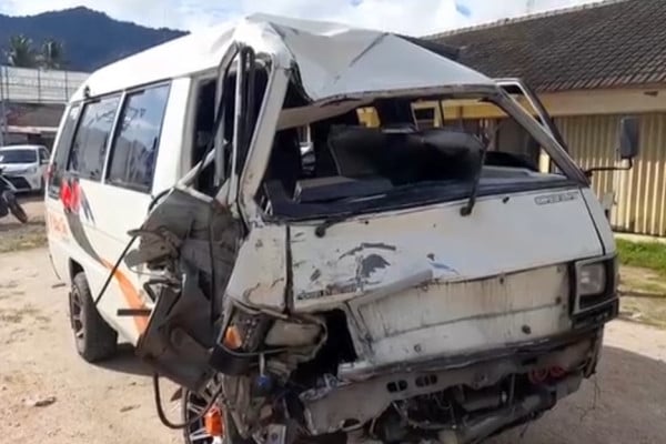 Minibus Tabrak Angkutan Kota di Tapanuli Tengah, 1 Tewas dan 7 Terluka
