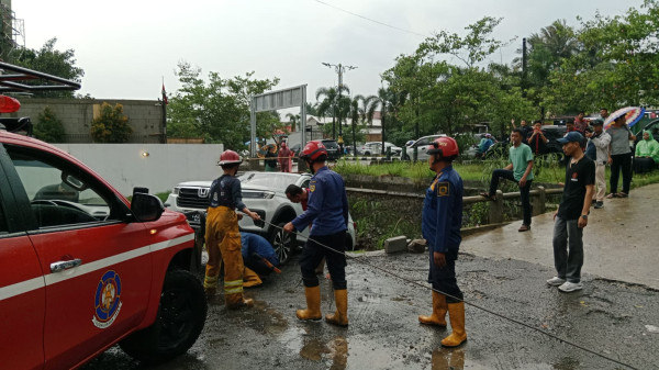 1 Mobil Terseret Longsor Parkiran Gerai Bakso di Jalan Alternatif GOR Pakansari