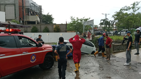 1 Mobil Terseret Longsor Parkiran Gerai Bakso di Jalan Alternatif GOR Pakansari