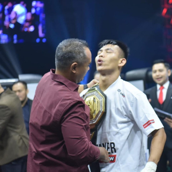 Angga The Hitman Kalah, Ronald Mastrana Siahaan Juara Baru Kelas Ringan One Pride MMA 74