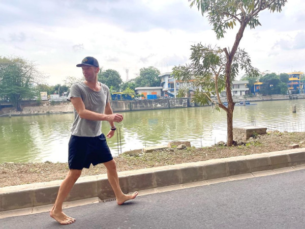 Chris Martin dan Phill Harvey Nikmati Suasana Jakarta, Jelajahi Kawasan Benhil