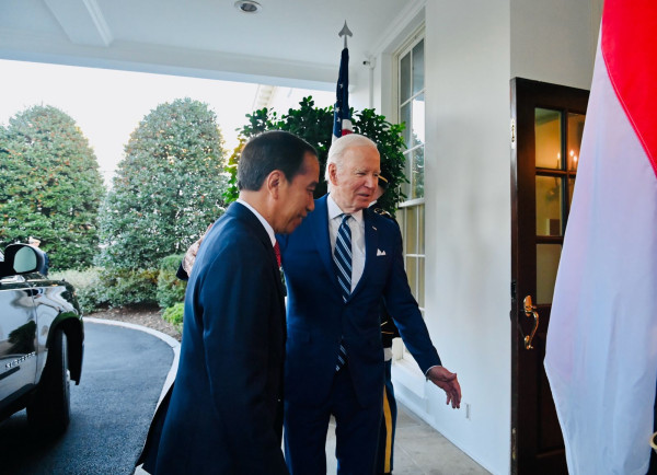 Didampingi Rosan Roeslani, Jokowi Disambut Akrab Joe Biden di Gedung Putih