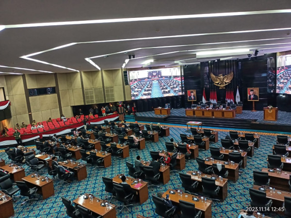 Rapat Paripurna, Anggota DPRD DKI Kompak Kenakan Syal Save Palestina
