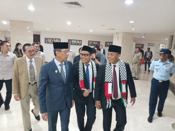 Rapat Paripurna, Anggota DPRD DKI Kompak Kenakan Syal Save Palestina
