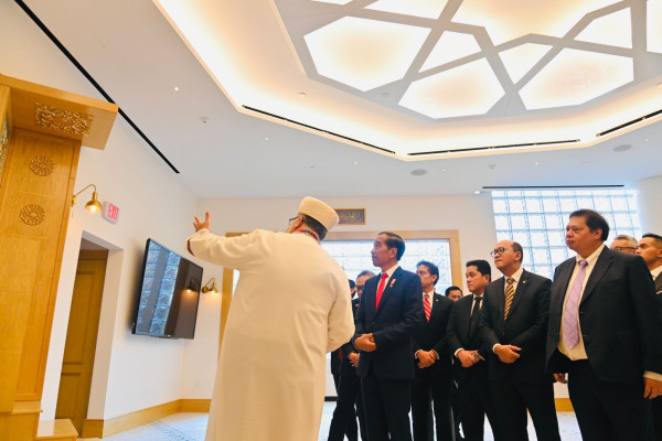 Momen Jokowi Salat Asar di Masjid Yarrow Mamout Washington DC