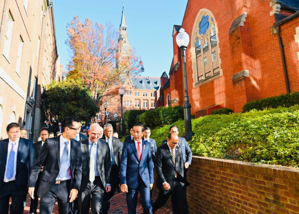Momen Jokowi Salat Asar di Masjid Yarrow Mamout Washington DC