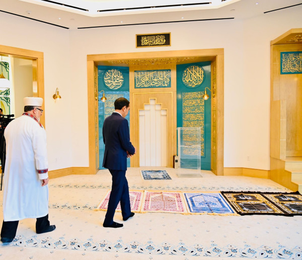 Momen Jokowi Salat Asar di Masjid Yarrow Mamout Washington DC