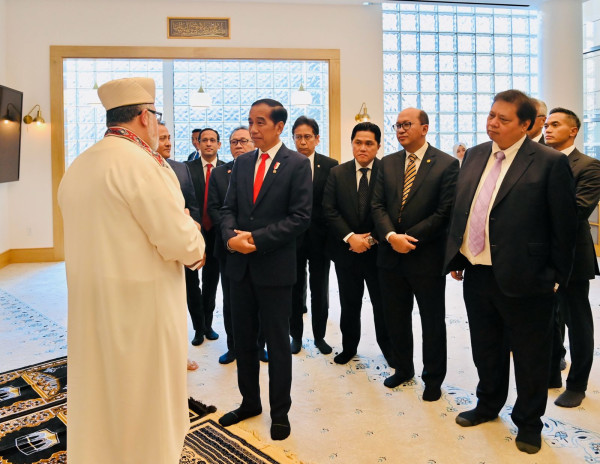 Momen Jokowi Salat Asar di Masjid Yarrow Mamout Washington DC