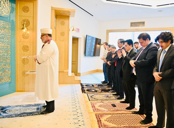 Momen Jokowi Salat Asar di Masjid Yarrow Mamout Washington DC