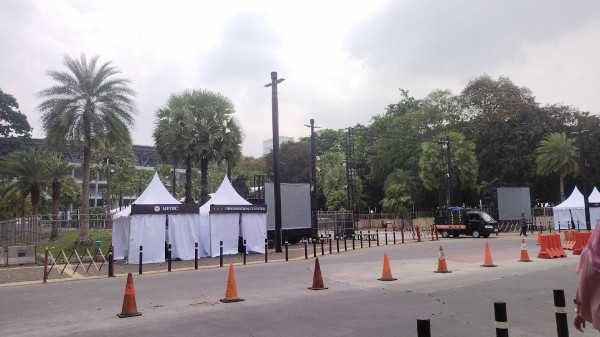 Penampakan GBK Jelang Konser Coldplay Besok, Pembatas hingga Poster Sudah Terpasang