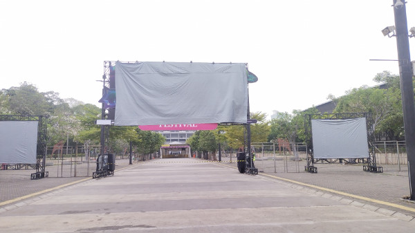 Penampakan GBK Jelang Konser Coldplay Besok, Pembatas hingga Poster Sudah Terpasang