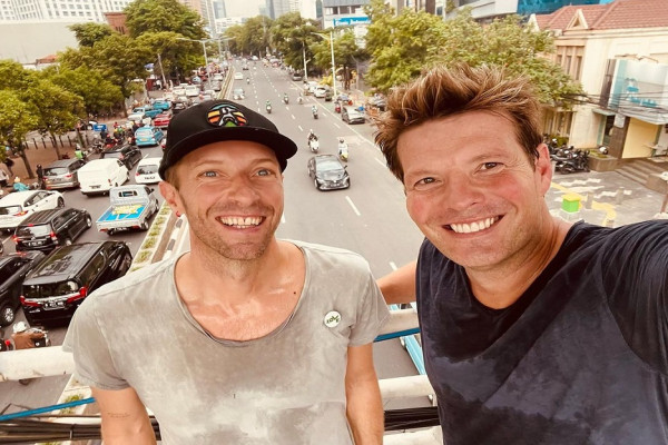 Fakta Chris Martin Jatuh Cinta dengan Indonesia, Cek Postingan Coldplay
